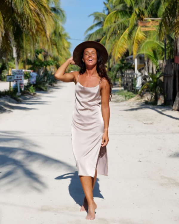 Slip Dress dengan Tali Spaghetti Halus